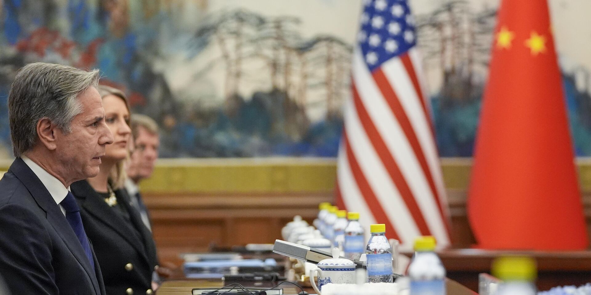 Госсекретарь США Энтони Блинкен  на встрече с министром иностранных дел Китая Ван И в пятницу, 26 апреля 2024 года, в Пекине, Китай. - ИноСМИ, 1920, 28.05.2024