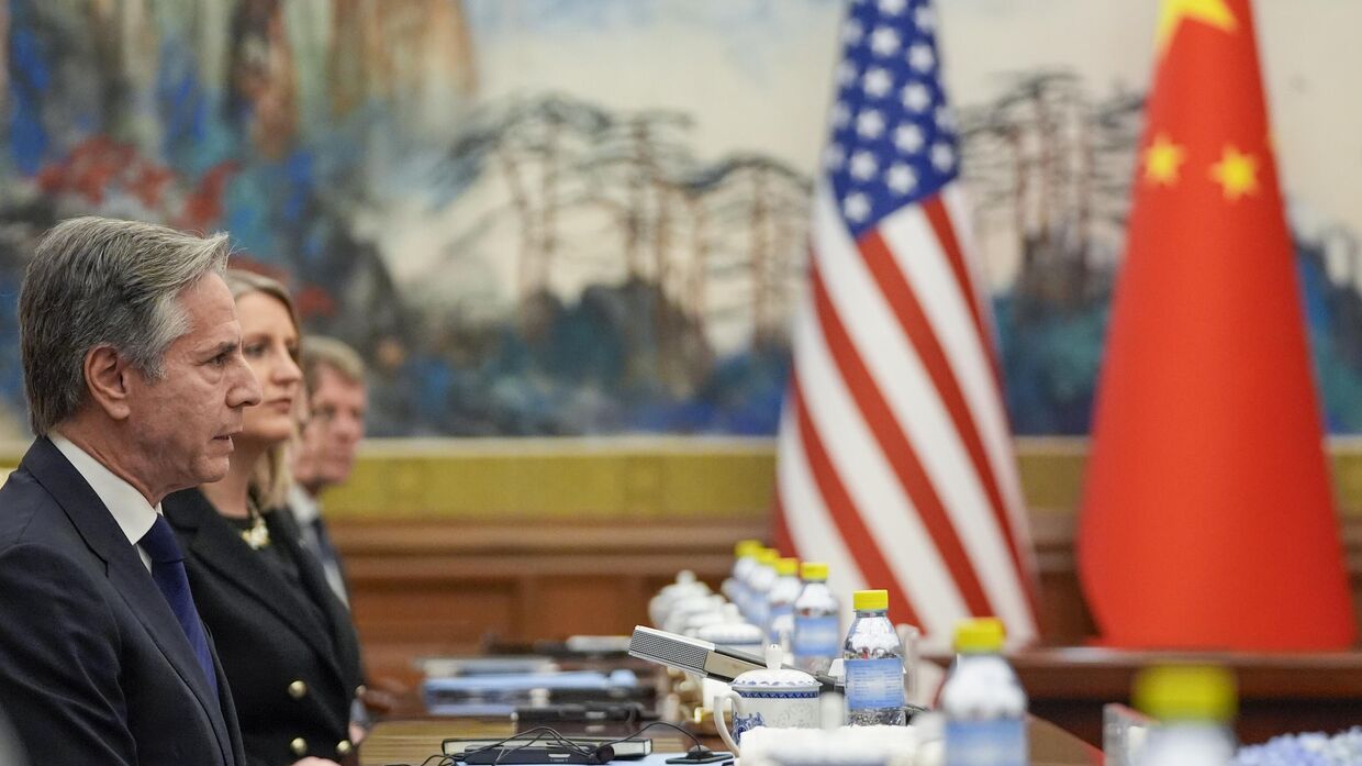 Госсекретарь США Энтони Блинкен  на встрече с министром иностранных дел Китая Ван И в пятницу, 26 апреля 2024 года, в Пекине, Китай.