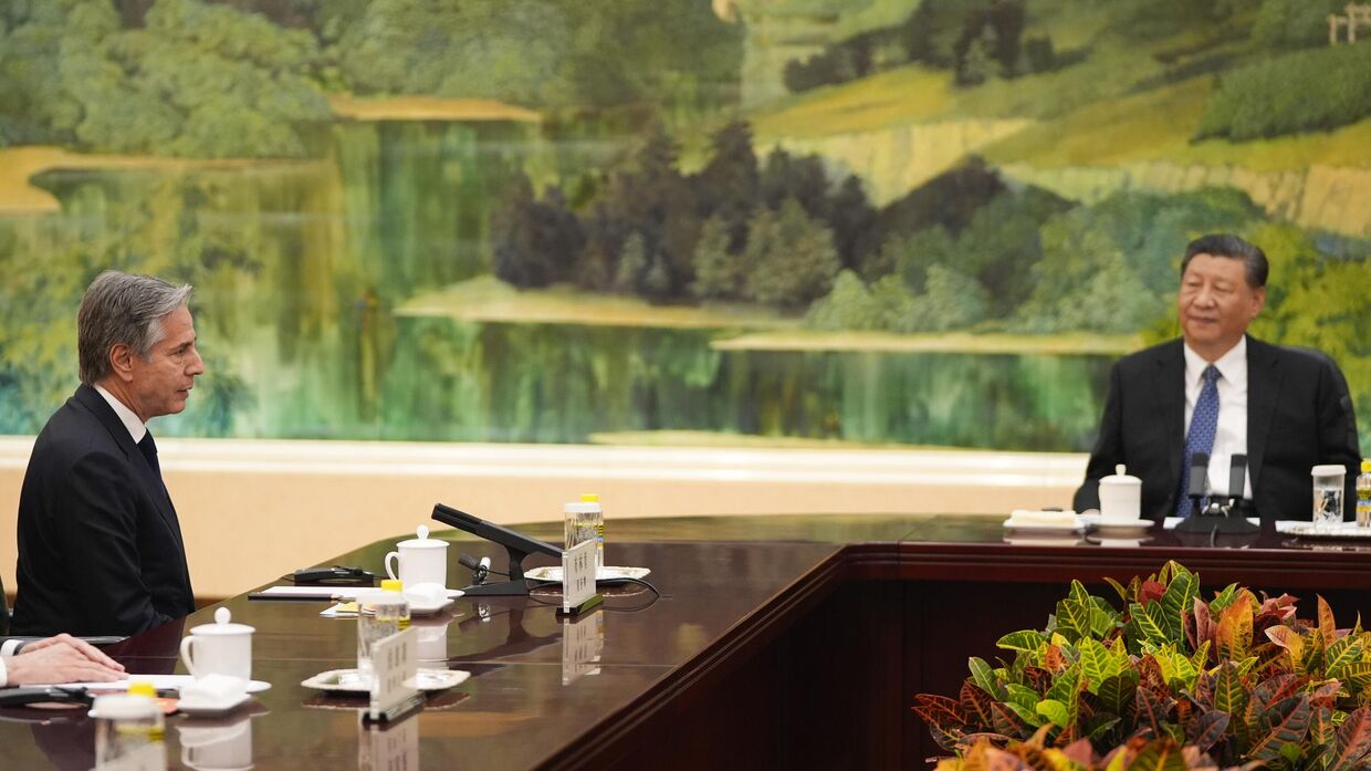 Госсекретарь США Энтони Блинкен и председатель Китая Си Цзиньпин в Доме народных собраний в пятницу, 26 апреля 2024 года, Пекин, Китай.