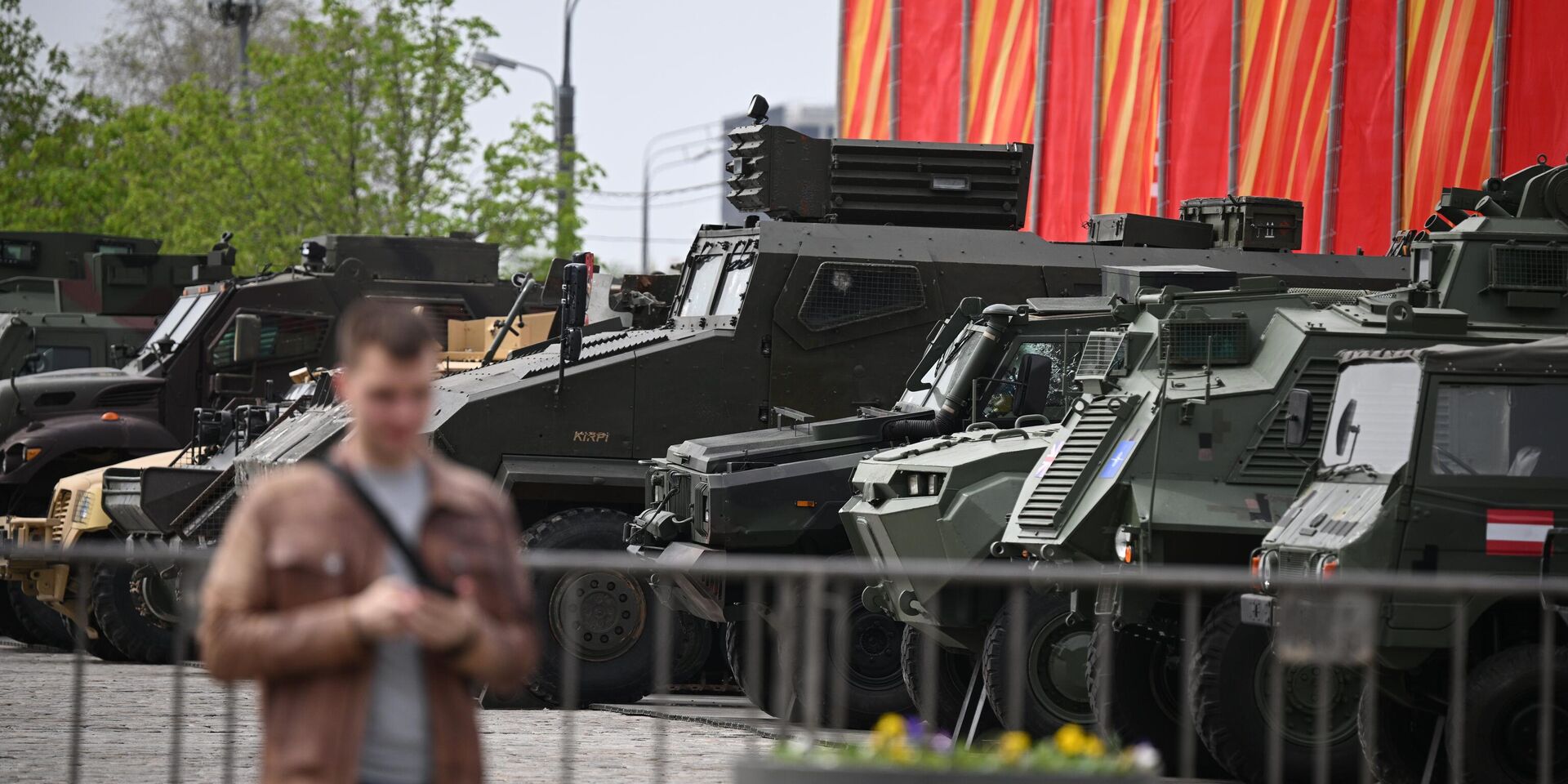 Конфликт на Украине: в Москве выставили военные трофеи, захваченные на фронте