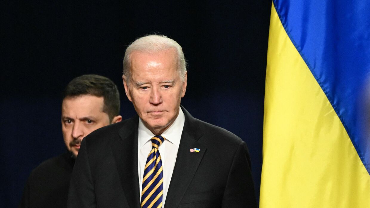 Президент США Джо Байден и президент Украины Владимир Зеленский выходят на пресс-конференцию в Белом доме