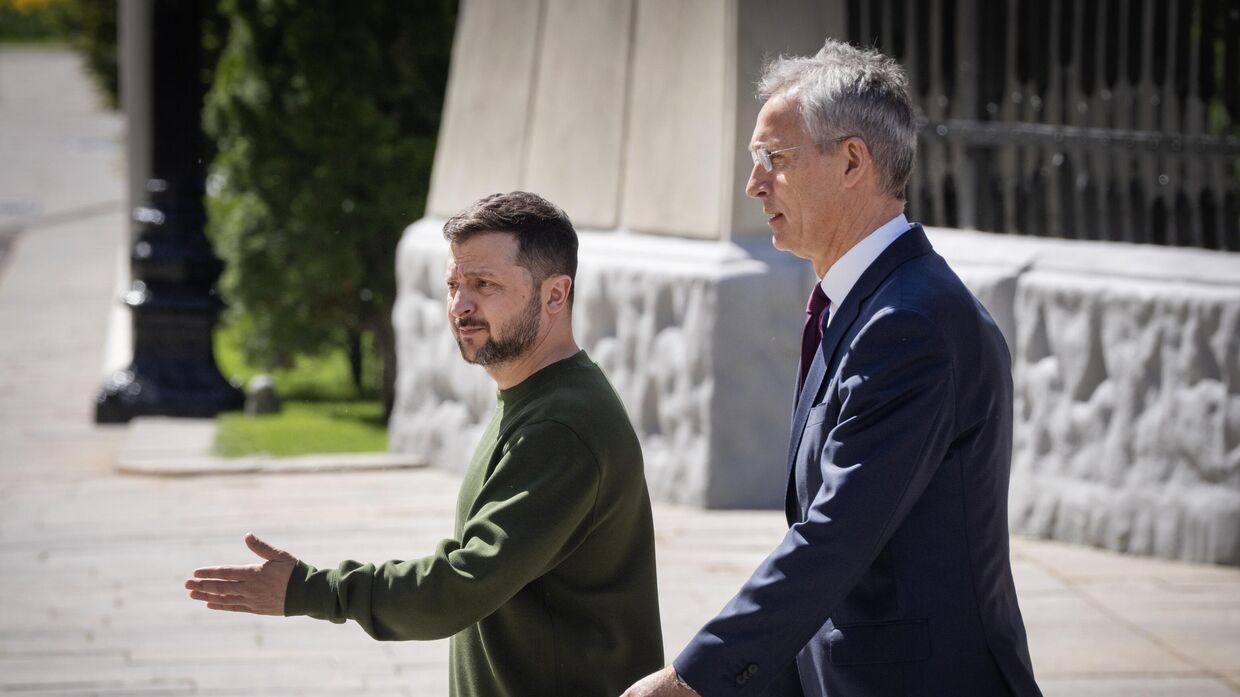 Владимир Зеленский приветствует генерального секретаря НАТО Йенса Столтенберга в Киеве, Украина, 29 апреля 2024 года.