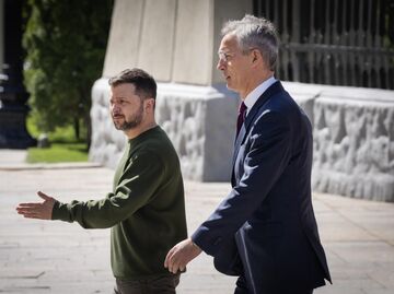 Владимир Зеленский приветствует генерального секретаря НАТО Йенса Столтенберга в Киеве, Украина, 29 апреля 2024 года. Владимир Зеленский приветствует генерального секретаря НАТО Йенса Столтенберга в Киеве, Украина, 29 апреля 2024 года.