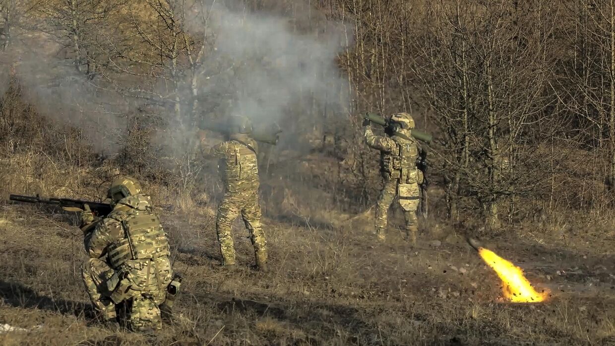 Солдаты российской армии ведут огонь из огнеметов по украинским позициям в неустановленном месте на Украине. 9 апреля 2024 года.