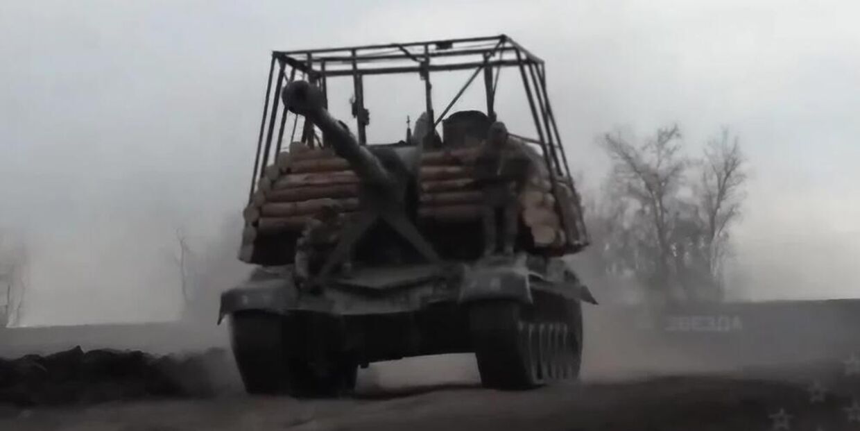 Самоходная артиллерийская установка Мста-С с самодельной защитой корпуса