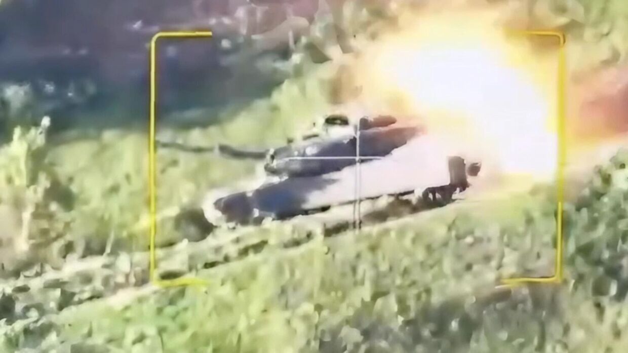 Танк ВСУ Абрамс (Abrams) после артиллерийского удара