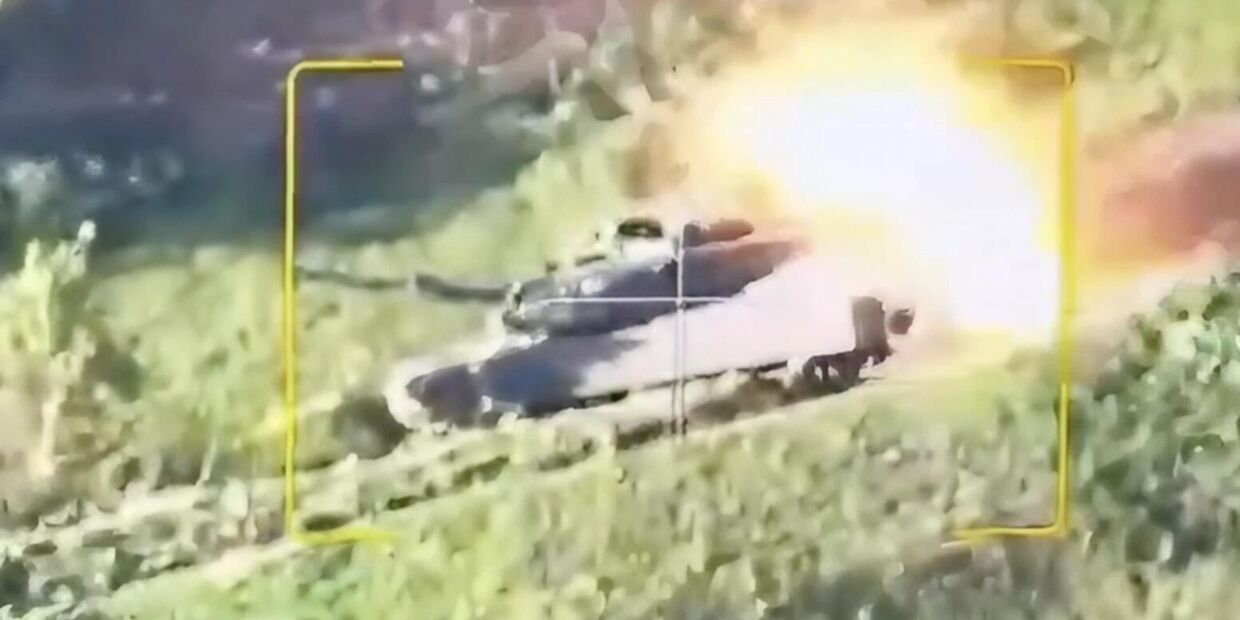 Танк ВСУ Абрамс (Abrams) после артиллерийского удара