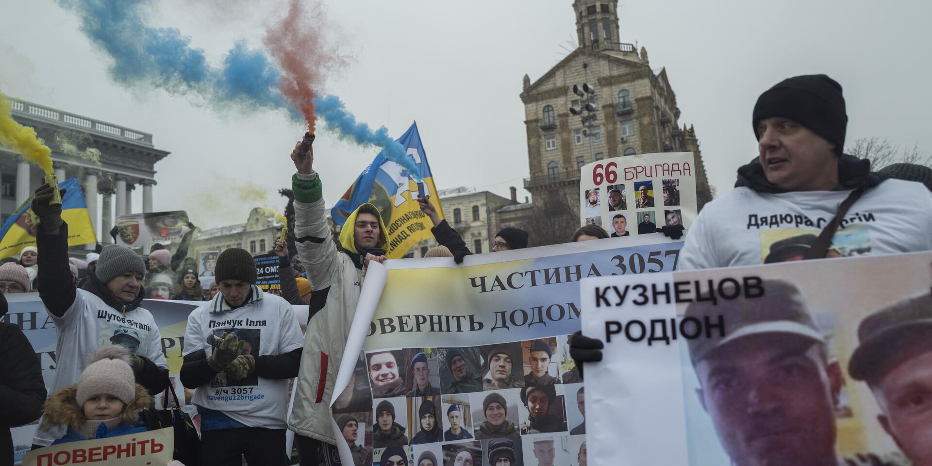 Украинцы держат в руках фотографии пропавших солдат во время демонстрации в центре Киева. 14 января 2023 года. - ИноСМИ, 1920, 06.05.2024