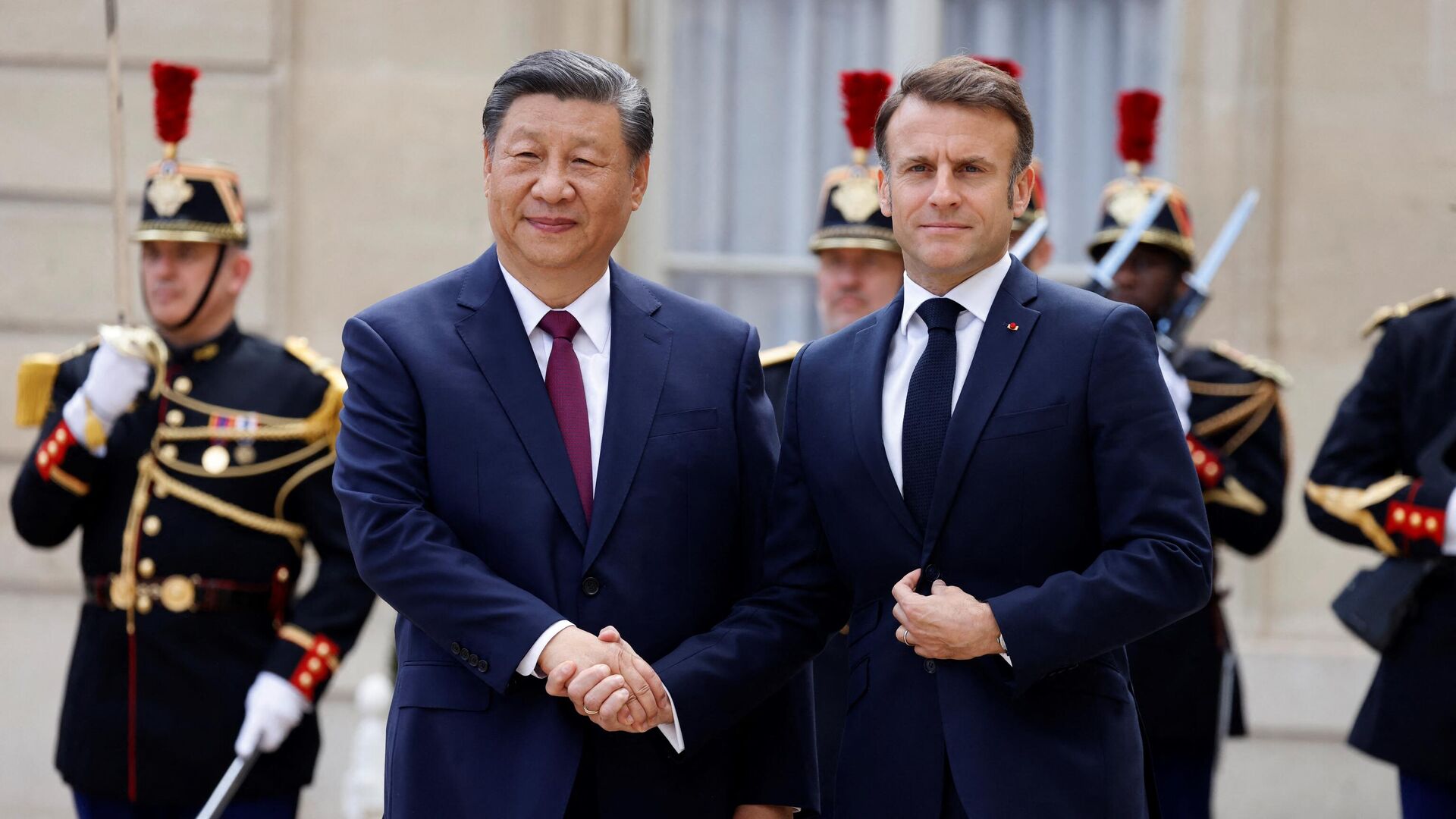 Президент Франции Эммануэль Макрон приветствует председателя Китая Си Цзиньпина в Елисейском дворце во время его официального государственного визита в Париж 6 мая 2024 года.  - ИноСМИ, 1920, 06.05.2024