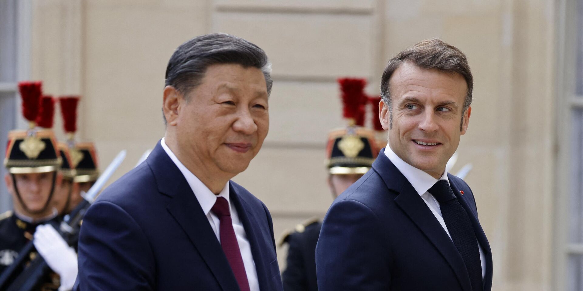 Председатель КНР Си Цзиньпин и президент Франции Эммануэль Макрон во время встречи - ИноСМИ, 1920, 06.05.2024