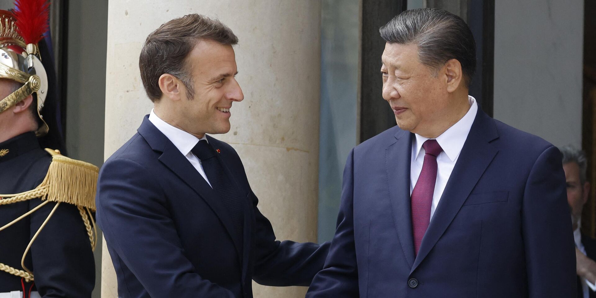 Председатель КНР Си Цзиньпин и президент Франции Эммануэль Макрон во время встречи - ИноСМИ, 1920, 11.05.2024