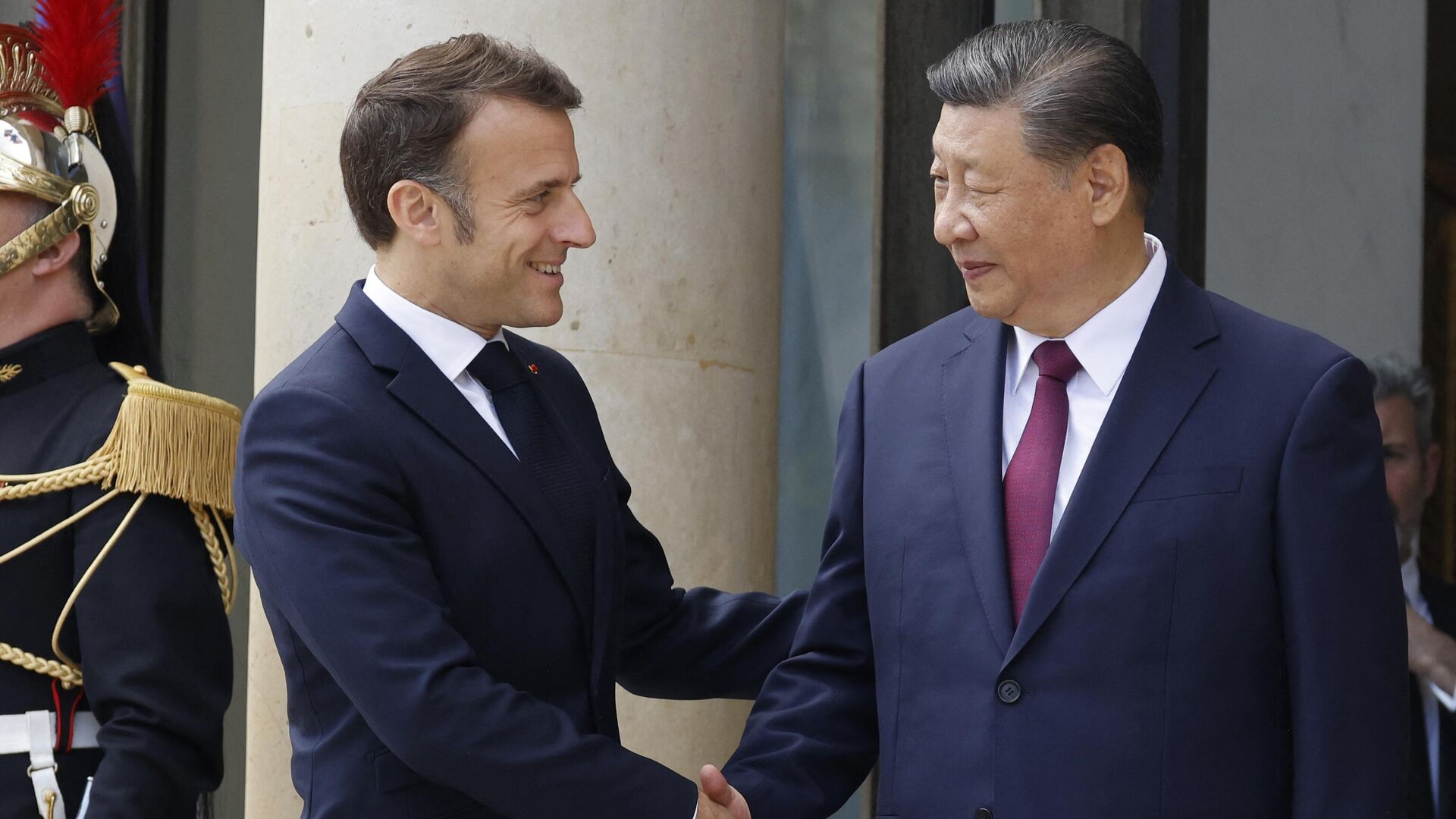 Председатель КНР Си Цзиньпин и президент Франции Эммануэль Макрон во время встречи - ИноСМИ, 1920, 11.05.2024