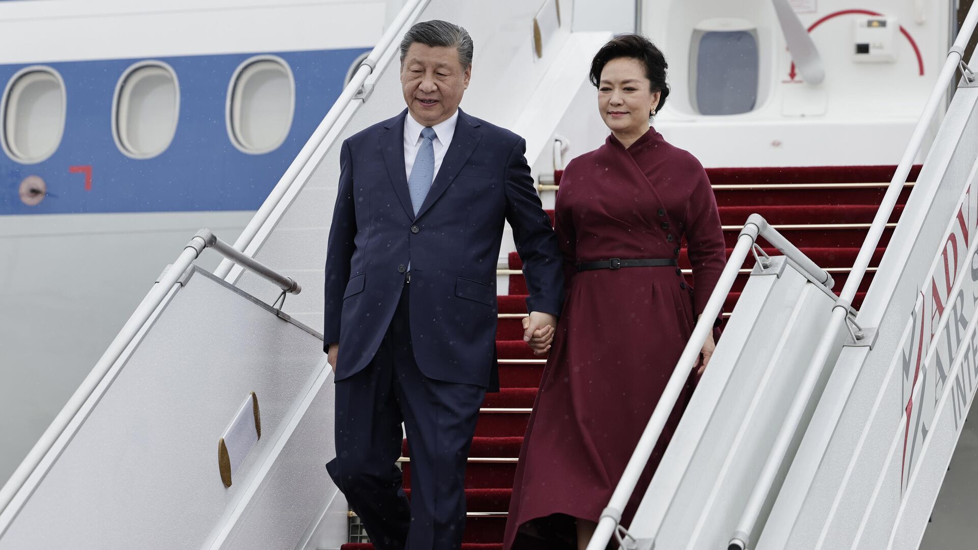 Председатель КНР Си Цзиньпин и его супруга Пэн Лиюань прибывают в аэропорт Орли к югу от Парижа, воскресенье, 5 мая 2024 года. - ИноСМИ, 1920, 07.05.2024