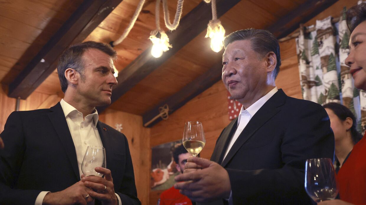 Председатель Китая Си Цзиньпин и его жена Пэн Лиюань вместе с президентом Франции Эммануэлем Макроном в ресторане во вторник, 7 мая 2024 года, на перевале Турмале в Пиренейских горах.