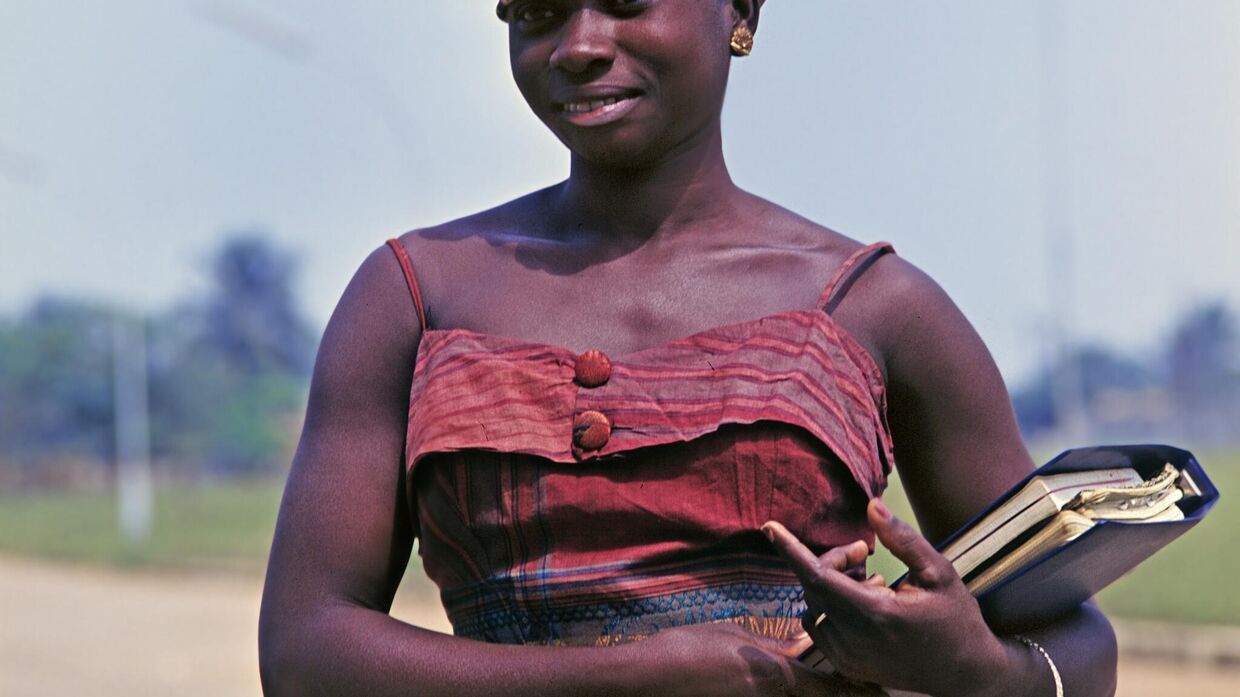 Чернокожая студентка с книгой