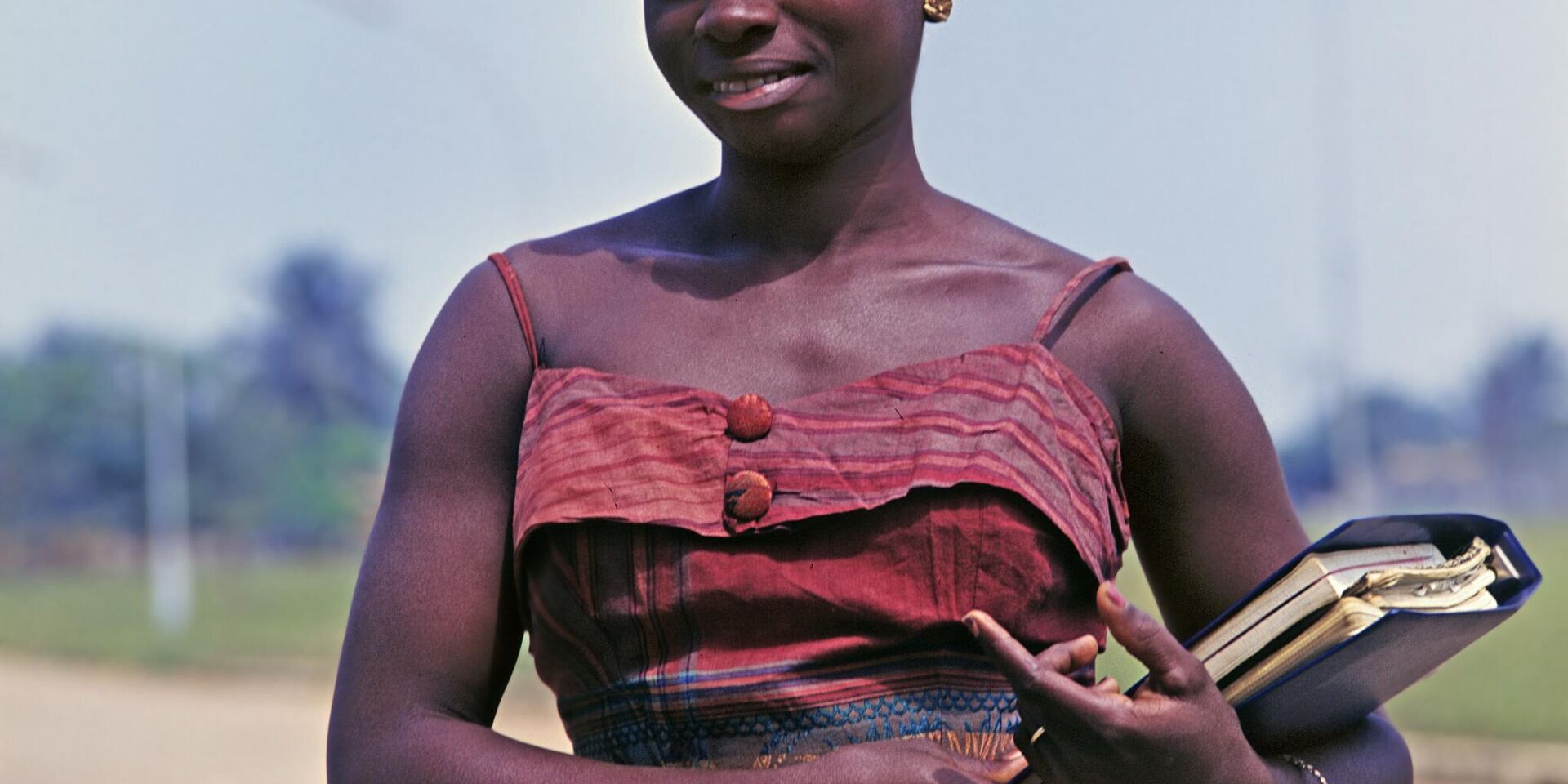 Чернокожая студентка с книгой - ИноСМИ, 1920, 15.11.2025