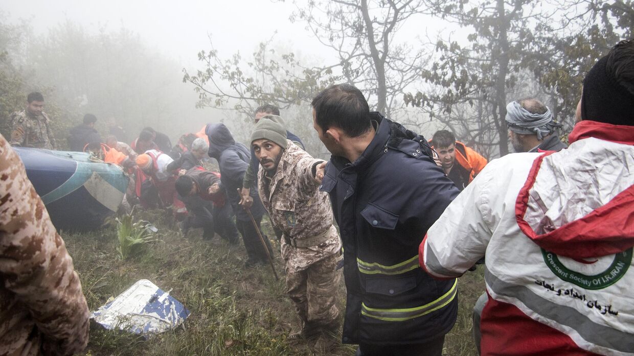 Спасатели на месте крушения вертолета президента Ирана Эбрахима Раиси.