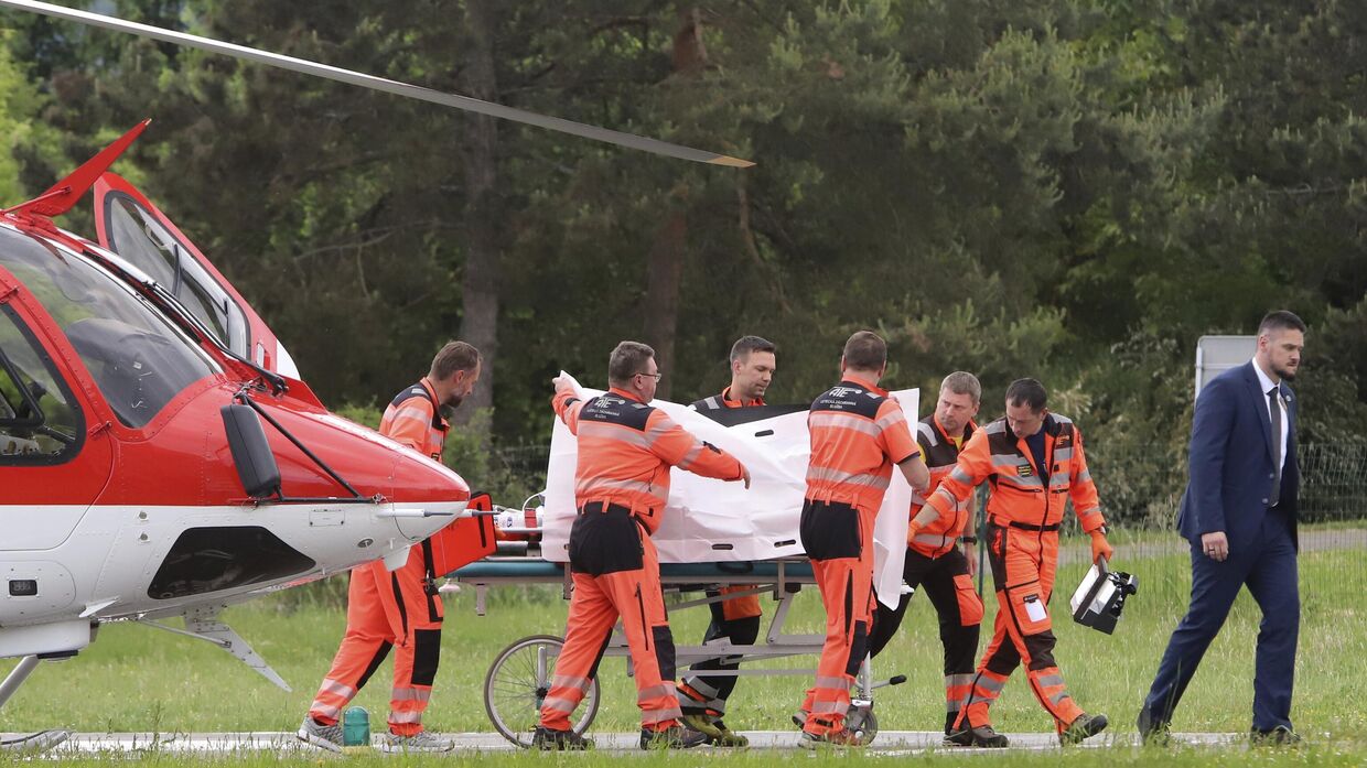 Спасатели везут из вертолета раненного премьер-министра Словакии Роберта Фицо в больницу в городе Банска-Бистрица, Словакия, 15 мая 2024 года.