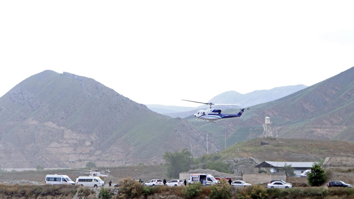 На этой фотографии, предоставленной иранским информационным агентством IRNA, вертолет, на борту которого находился президент Ирана Эбрахим Раиси, взлетает над иранской границей с Азербайджаном, воскресенье, 19 мая 2024 г.