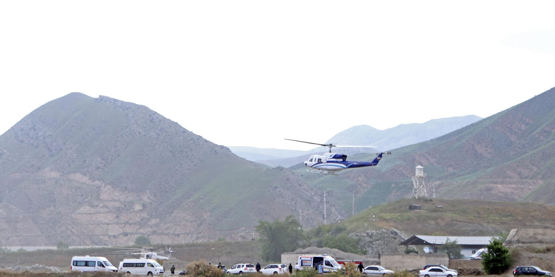 На этой фотографии, предоставленной иранским информационным агентством IRNA, вертолет, на борту которого находился президент Ирана Эбрахим Раиси, взлетает над иранской границей с Азербайджаном, воскресенье, 19 мая 2024 г. - ИноСМИ, 1920, 21.05.2024