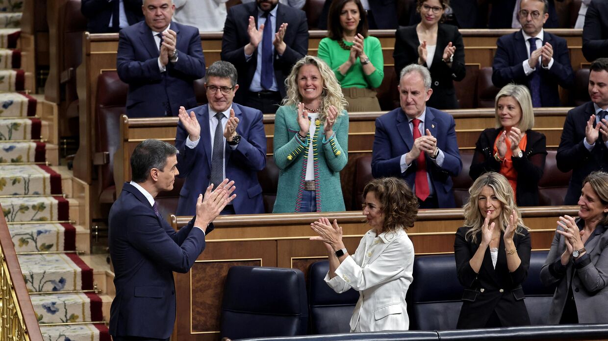 Депутаты парламента и члены правительства аплодируют премьер-министру Испании Педро Санчесу после его речи на Конгрессе депутатов в Мадриде 22 мая 2024 года, в которой объявил, что Испания признает Палестину в качестве государства