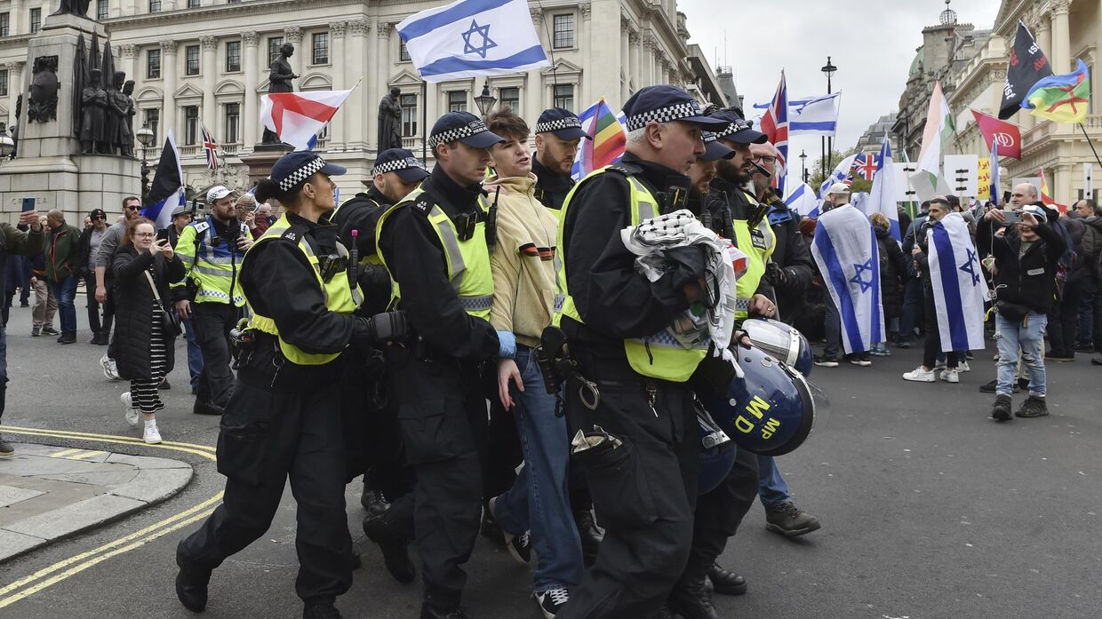 Полиция арестовывает пропалестинского протестующего во время демонстрации в Лондоне 27 апреля 2024 года.