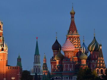 Спасская башня Московского Кремля и Покровский собор.