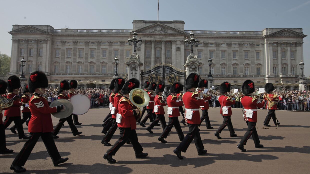 Оркестр пехотинцев королевской гвардейской дивизии британской армии марширует для смены караула в Букингемском дворце, Лондон. 20 апреля 2011 года.