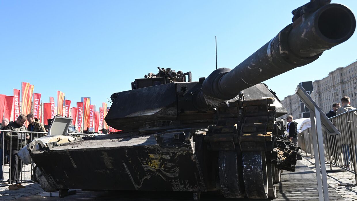 Выставка трофейного вооружения и техники на Поклонной горе. Трофейный танк Abrams, захваченный российскими военнослужащими в ходе спецоперации