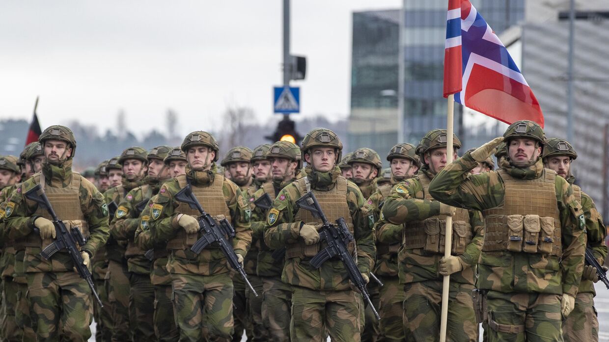 Норвежские солдаты маршируют на военном параде, посвященном 105-й годовщине вооруженных сил Литвы, Вильнюс