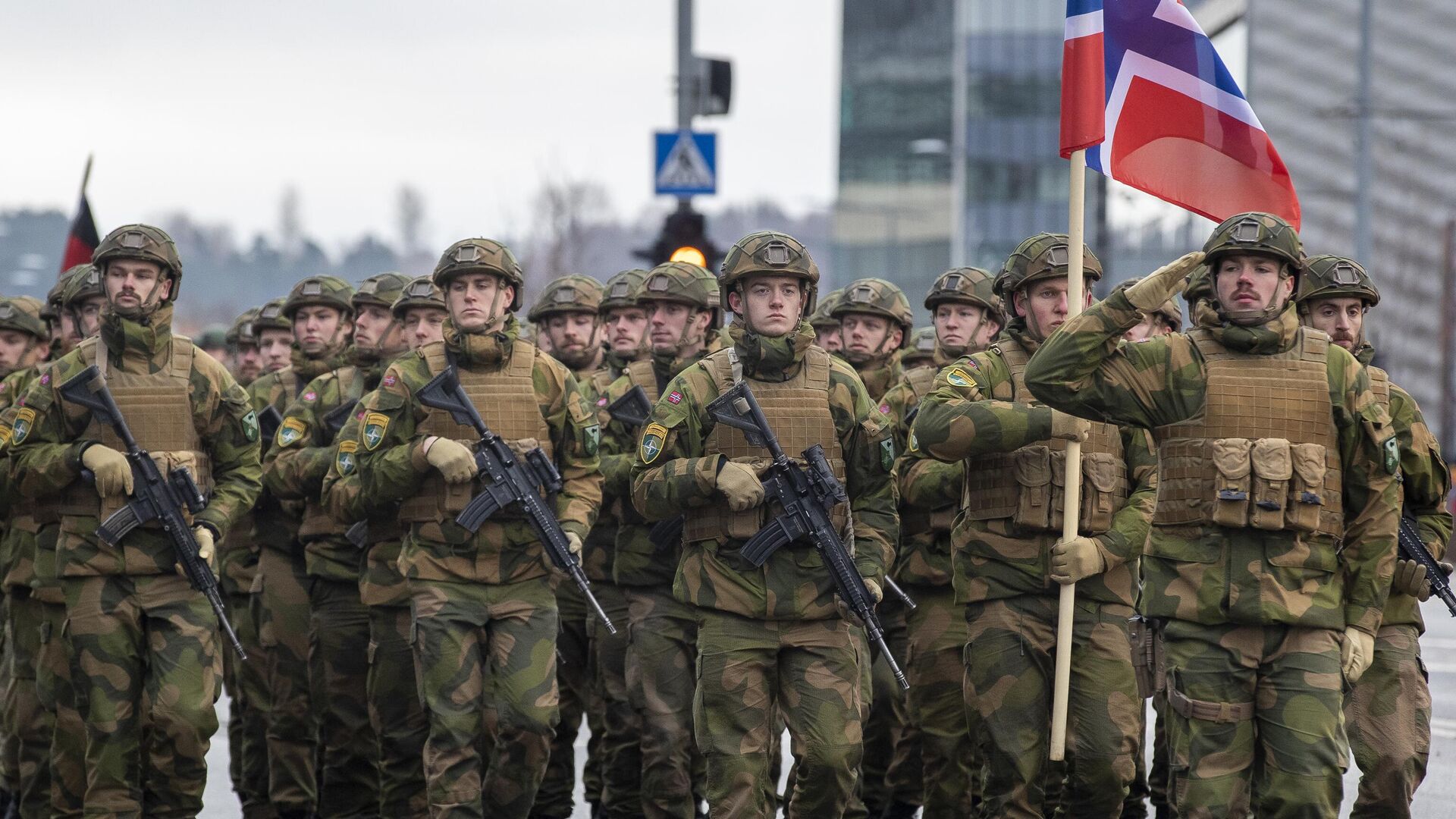 Норвежские солдаты маршируют на военном параде, посвященном 105-й годовщине вооруженных сил Литвы, Вильнюс - ИноСМИ, 1920, 11.06.2025