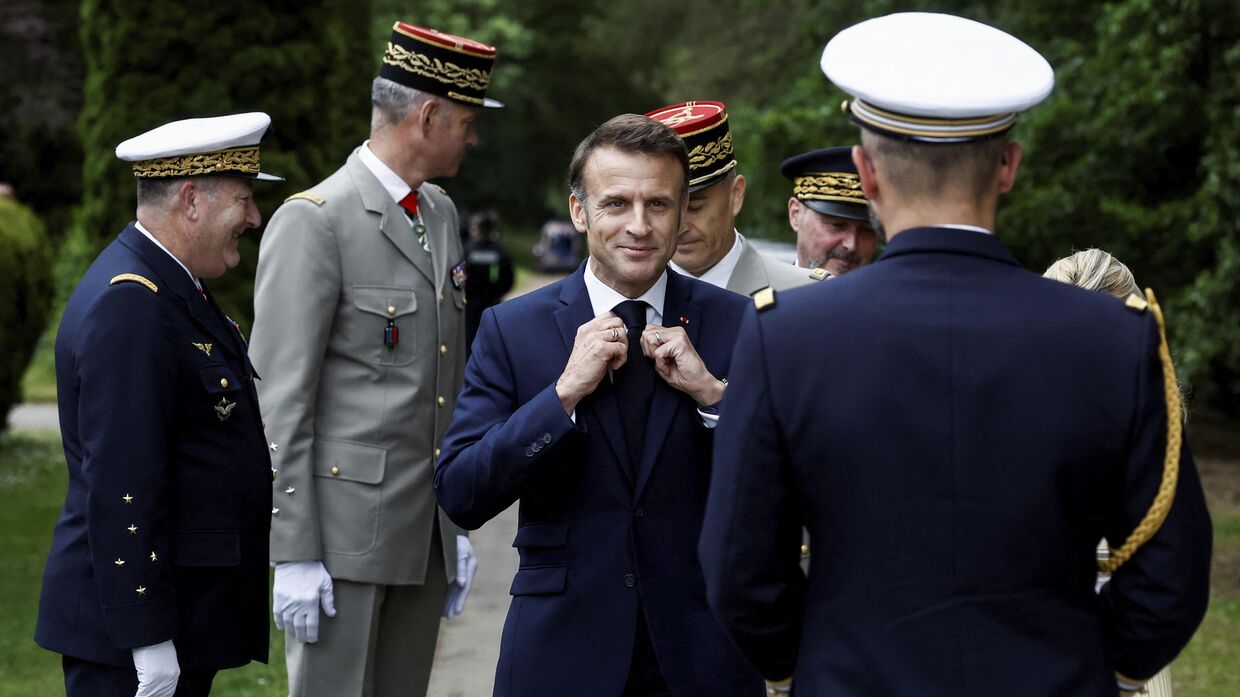 Президент Франции Эммануэль Макрон принимает участие в церемонии, посвященной чествованию бойцов французского Сопротивления времен Второй мировой войны и французских парашютистов SAS (специальной воздушной службы), в Плюмлеке, Бретань, накануне 80-й годовщины высадки союзников в Нормандии, среда, 5 июня 2024 г.