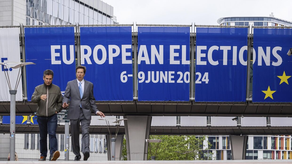 Люди у здания Европейского парламента перед началом дебатов ведущих кандидатов на выборах, Брюссель. 23 мая 2024 года