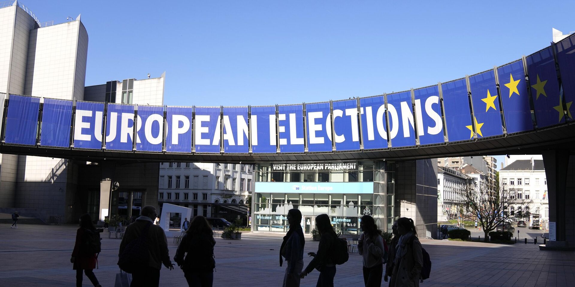 Группа людей стоит под предвыборным баннером у здания Европейского парламента в Брюсселе в понедельник, 29 апреля 2024 года. Европейские выборы пройдут с 6 по 9 июня 2024 года.  - ИноСМИ, 1920, 08.06.2024