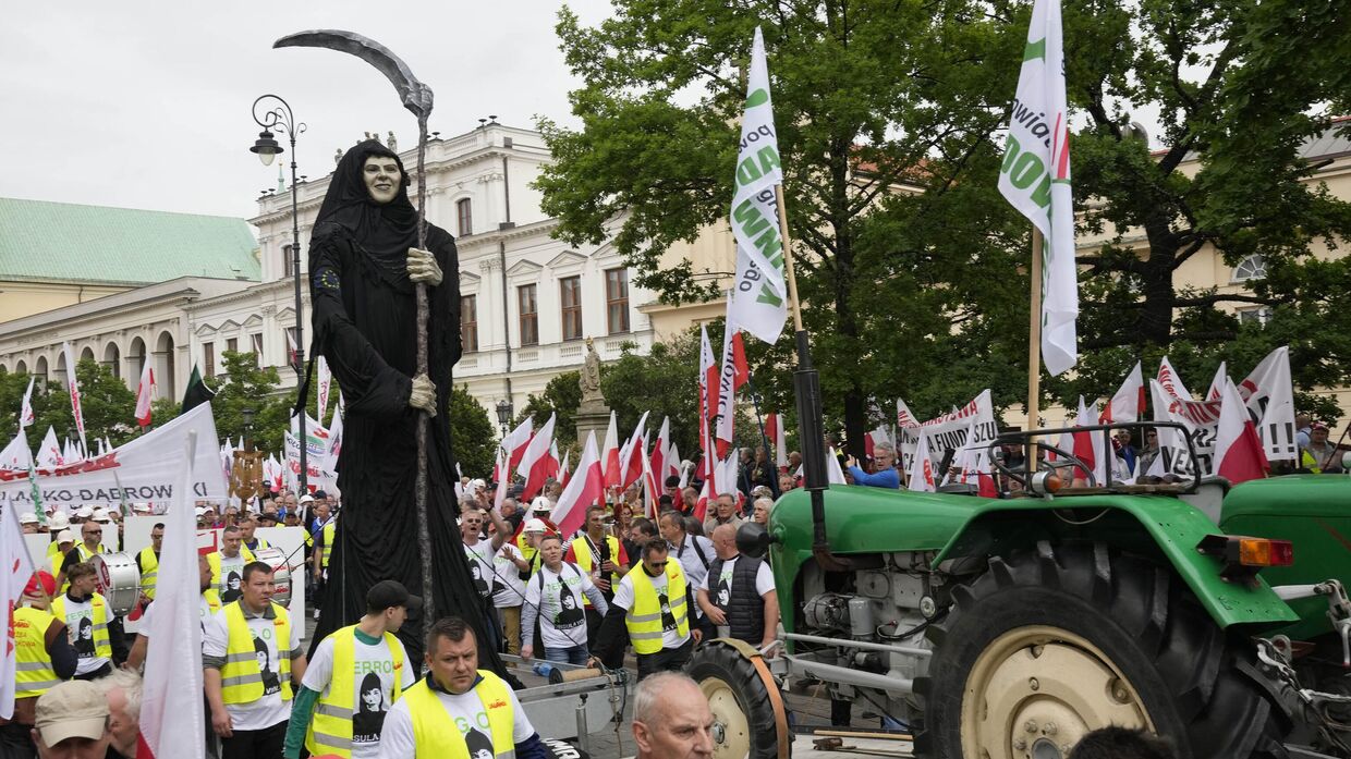 Польские фермеры и другие протестующие собрались в центре Варшавы, чтобы выразить несогласие с политикой Европейского союза в области климата и проевропейского правительства Польши