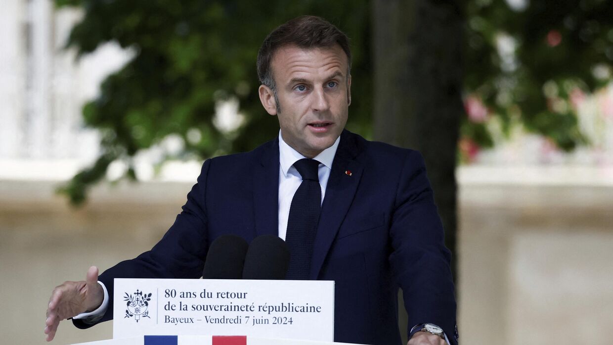 Президент Франции Эммануэль Макрон выступает на церемонии в честь 80-й годовщины высадки в в Нормандии в Байе, пятница, 7 июня 2024 г. (Benoit Tessier/Pool via AP)