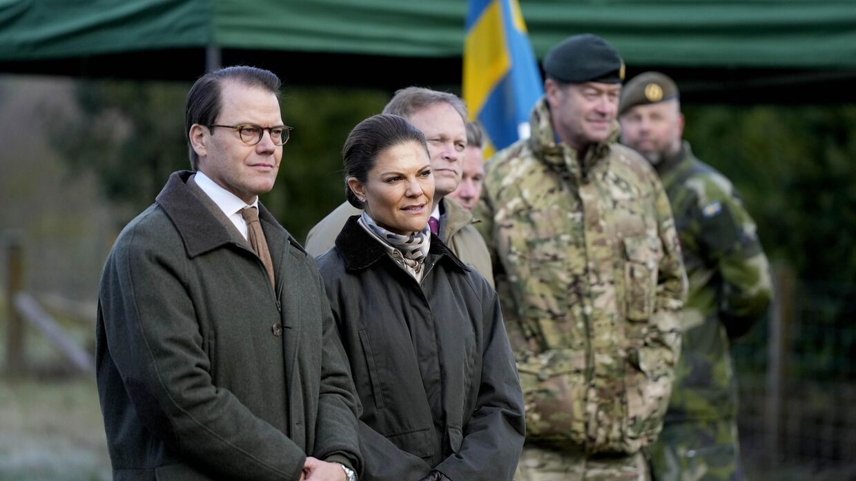 Шведская кронпринцесса Виктория и принц Даниэль наблюдают за тренировками солдат во время посещения тренировочного лагеря в Англии,  где шведские военнослужащие проводят обучение украинских солдат в рамках операции Интерфлекс, проводимой под руководством Великобритании.  29 ноября 2023 года