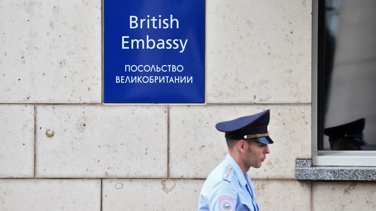 Сотрудник полиции у здания посольства Соединенного королевства Великобритании и Северной Ирландии в Москве