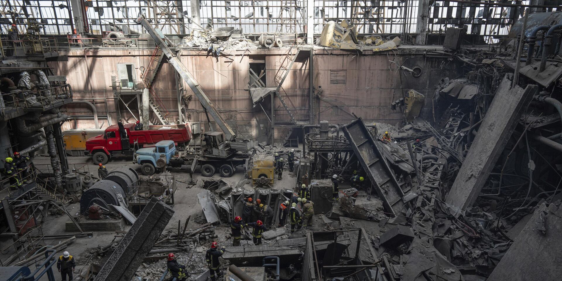 Спасатели разбирают завалы на украинской электростанции ДТЭК, разрушенной в результате российского ракетного удара - ИноСМИ, 1920, 20.06.2024