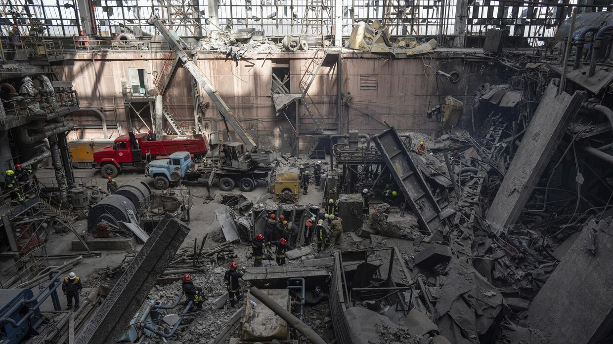 Спасатели разбирают завалы на украинской электростанции ДТЭК, разрушенной в результате российского ракетного удара