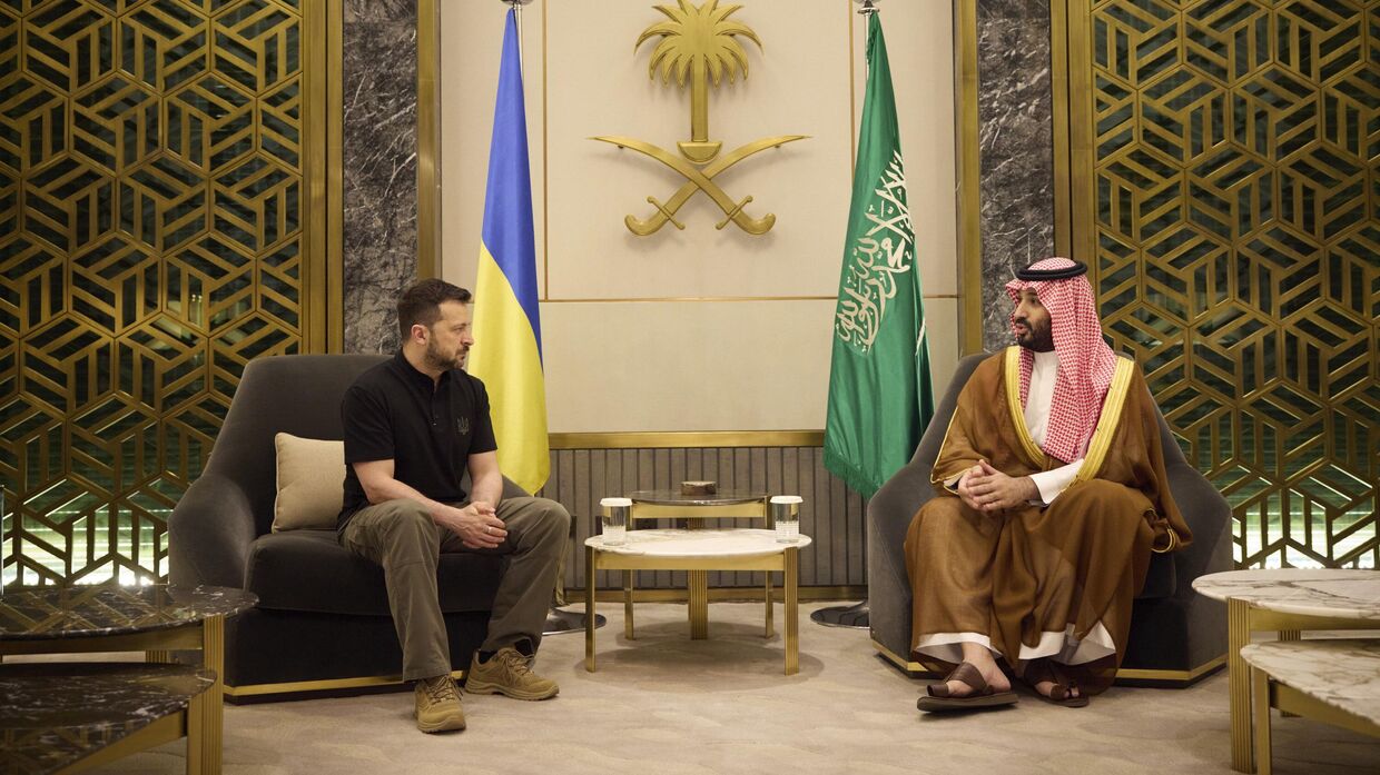 Наследный принц Саудовской Аравии Мухаммед бин Салман (справа) встречается с Владимиром Зеленским в Джидде, Саудовская Аравия, в среду, 12 июня 2024 года.