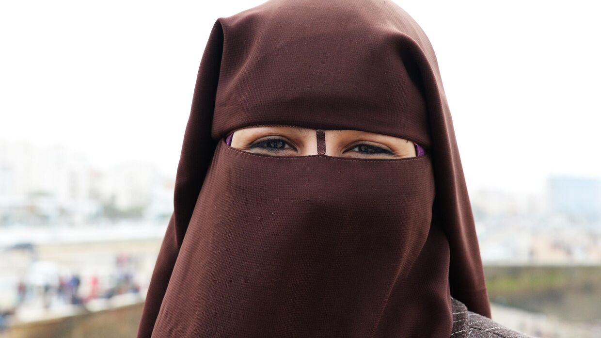 Девушка в платке-никабе на площади перед мечетью Хасана II в Касабланке.