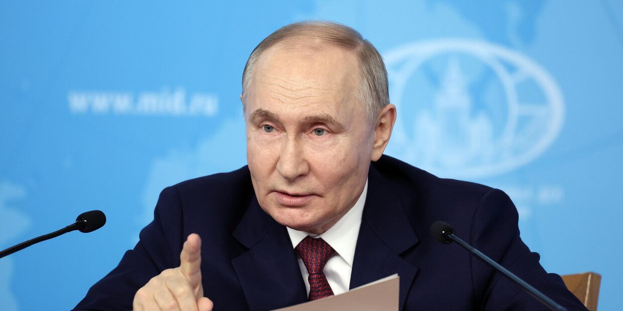 Президент Владимир Путин встретился с руководством МИД РФ и выдвинул новое предложение по мирным переговорам с Украиной