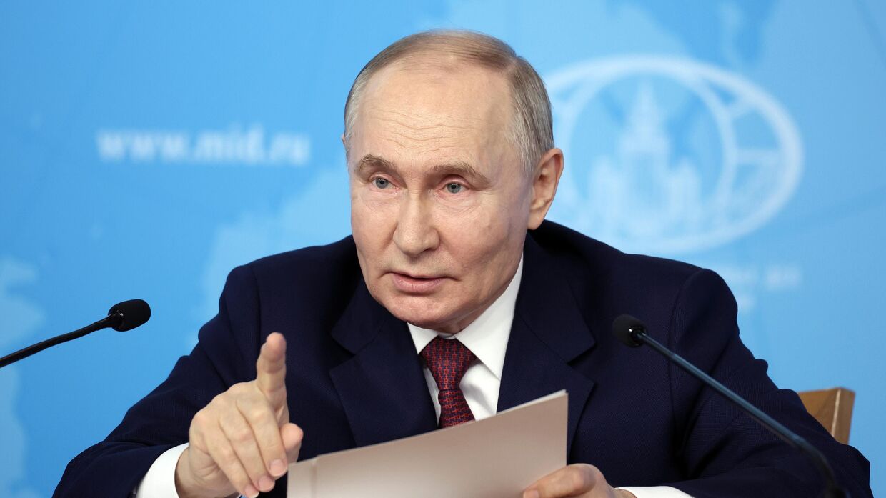 Президент Владимир Путин встретился с руководством МИД РФ и выдвинул новое предложение по мирным переговорам с Украиной