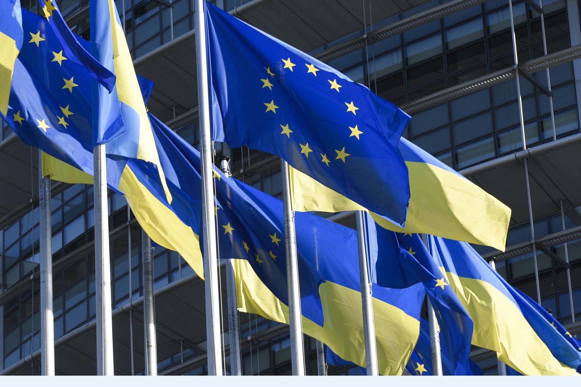 Флаги Украины и ЕС у здания Европарламента - ИноСМИ, 1920, 30.04.2026