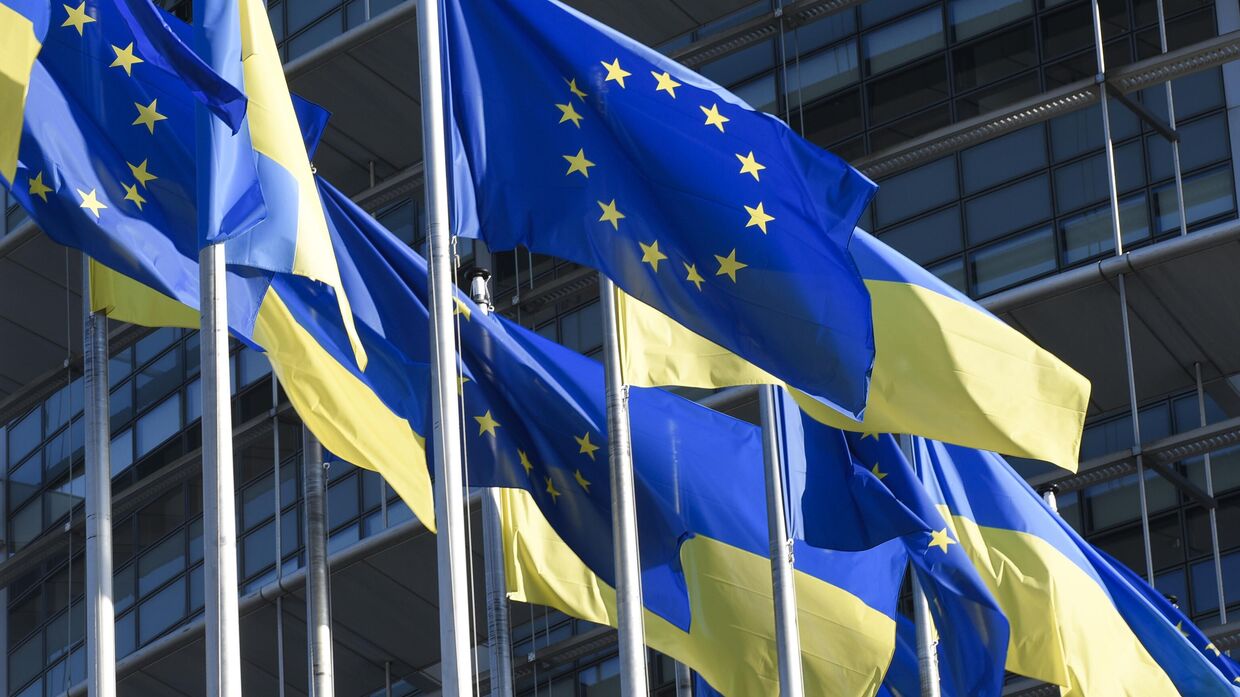 Флаги Украины и ЕС у здания Европарламента