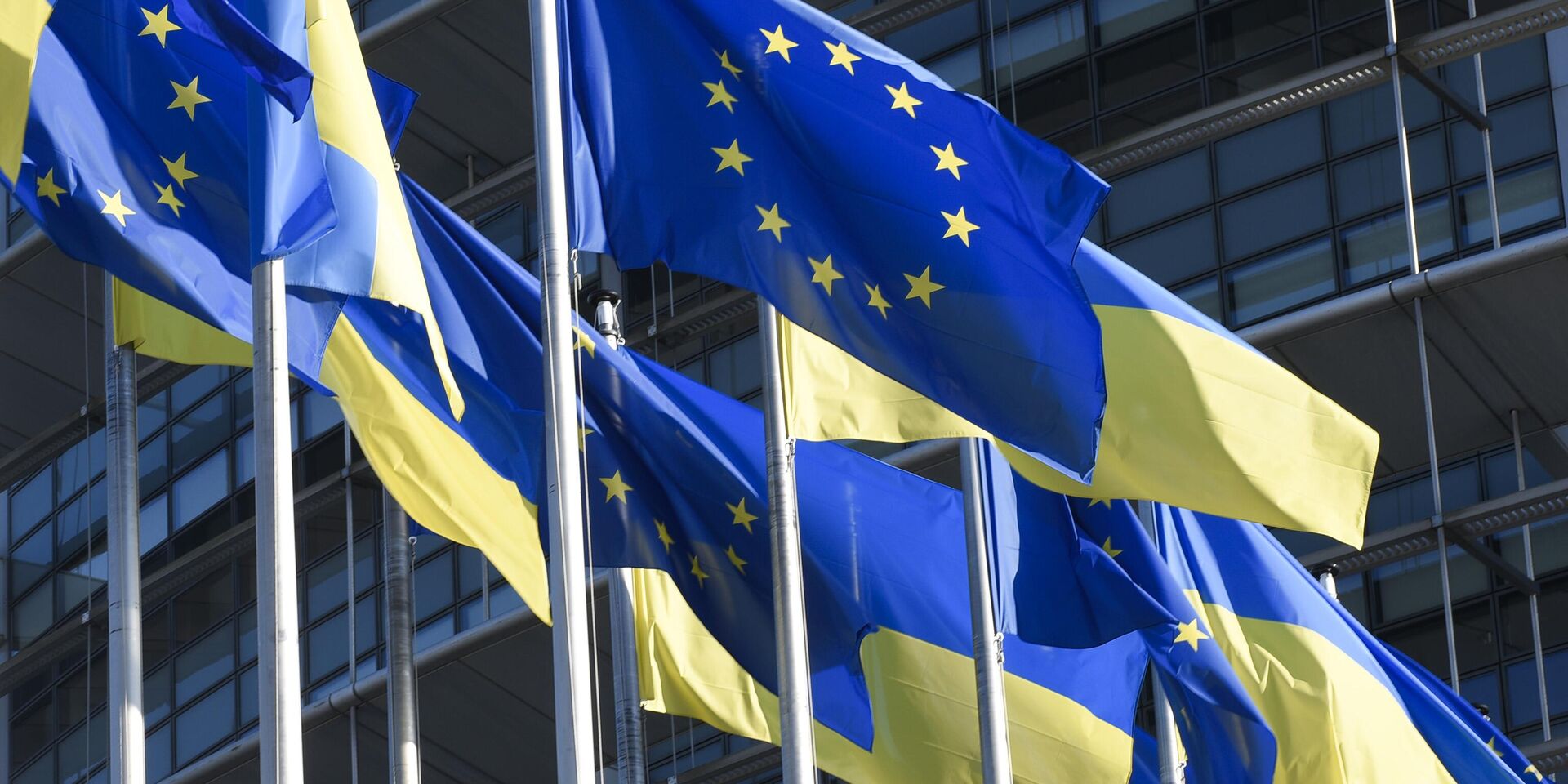 Флаги Украины и ЕС у здания Европарламента - ИноСМИ, 1920, 26.06.2024