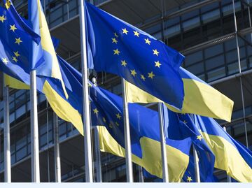 Π€Π»Π°Π³ΠΈ Π£ΠΊΡΠ°ΠΈΠ½Ρ ΠΈ ΠΠ‘ Ρ Π·Π΄Π°Π½ΠΈΡ ΠΠ²ΡΠΎΠΏΠ°ΡΠ»Π°ΠΌΠ΅Π½ΡΠ°