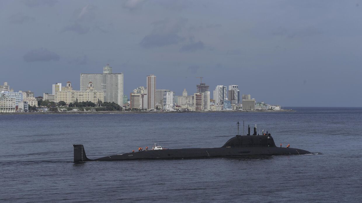 Российская атомная подводная лодка Казань покидает порт Гаваны