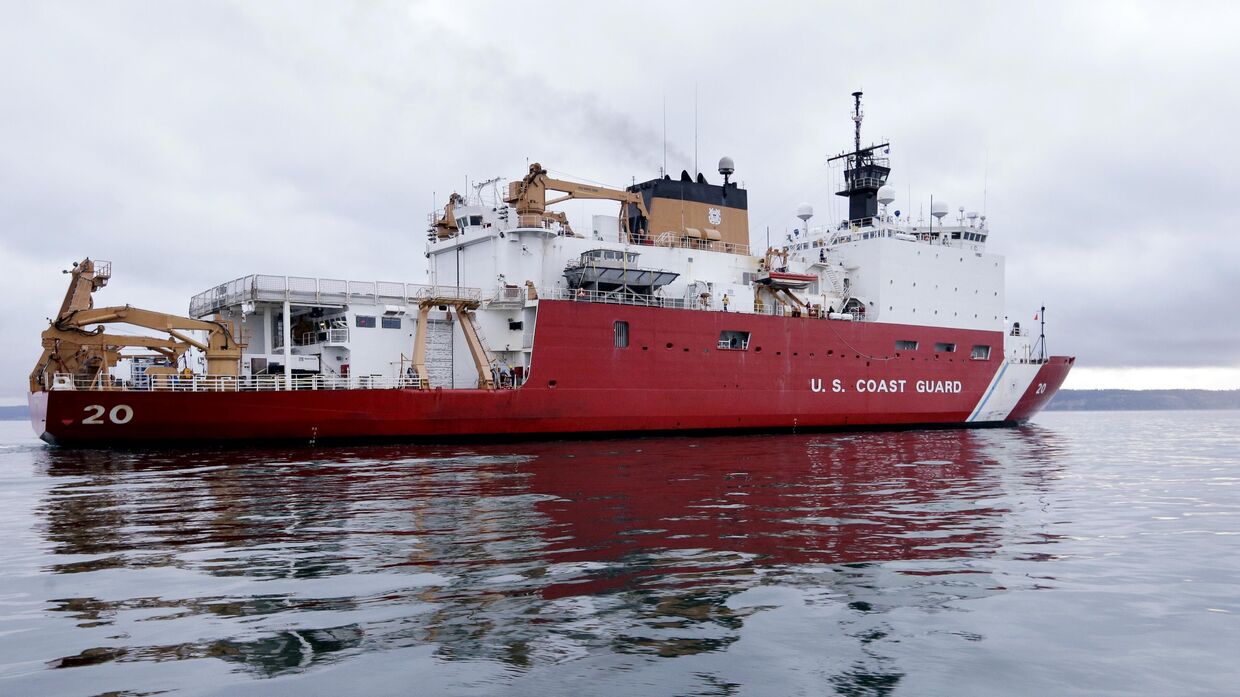 Полярный ледокол береговой охраны США Хили возвращается после экспедиции на Северный полюс в порт приписки Сиэтл 29 октября 2015 года.